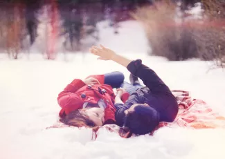 Обои о любви: Влюбленные на снегу