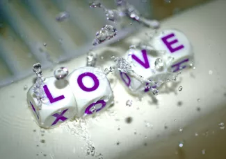 Обои о любви: Love из кубиков