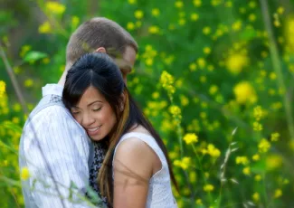 Обои о любви: Влюбленные на лугу