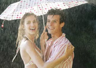 Обои о любви: Влюбленные под зонтом
