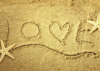 Обои о любви: Love на песке
