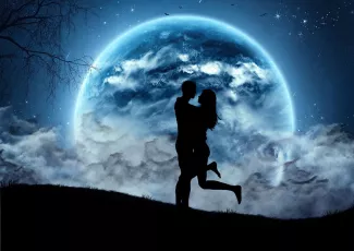 Обои о любви: Влюбленные на фоне луны