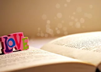 Обои о любви: Love на книге