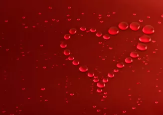 Обои о любви: Красное сердечко из капель воды