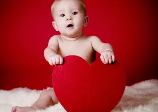 Обои о любви: Малыш с сердцем-подушкой