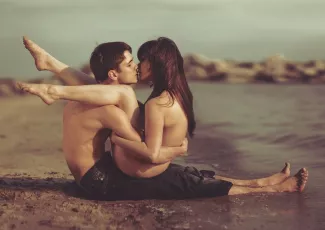 Обои о любви: Поцелуй на пляже