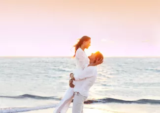 Обои о любви: Влюбленные на берегу моря