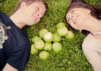 Обои о любви: Влюбленные с яблоками