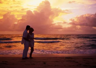 Обои о любви: Двое на закате у моря