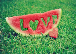 Обои о любви: Арбуз с надписью Love