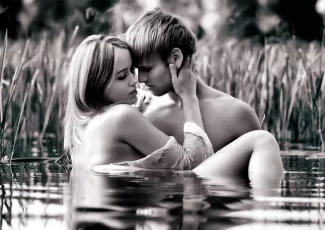 Обои о любви: Влюбленные в реке