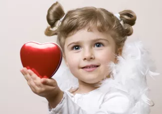 Обои о любви: Девочка с сердцем