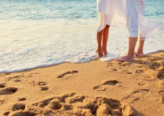 Обои о любви: Влюбленные на песке