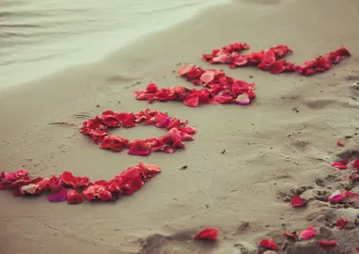 Обои о любви: Надпись из лепестков на песке