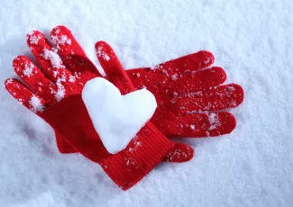 Обои о любви: Снежное сердце в руках