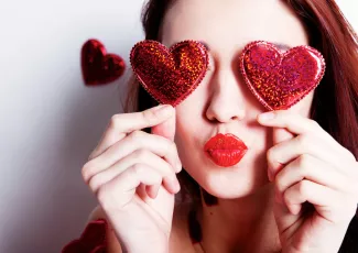 Обои о любви: День святого Валентина: девушка с сердечками