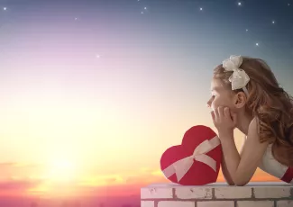 Обои о любви: Девочка с сердцем на закате