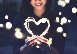 Здесь ты не с пустыми руками, в них – любовь